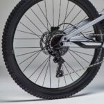 Vélo VTT électrique tout suspendu 29" - E-EXPL 500 S Gris métal – Image 2